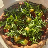 Pizza Veggy mit dunklem "Kohle-Teig" at Ristorante Pizzeria La Roche in Marnega Brenzone Sul Garda