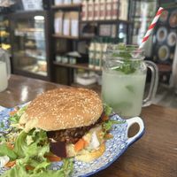 Hamburguesa y limonada  at Papas Elvira in Granada