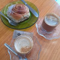 Cinnamon roll y cafés at Papas Elvira in Granada