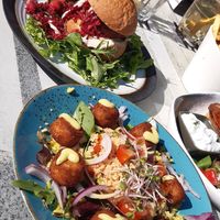 Truffel burger en (voorgerecht) falaffel salade at Chillers in Emmeloord