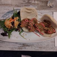 Voorgerecht: gefrituurde oesterzwammen op een gestoomd bao broodje. at Chillers in Emmeloord