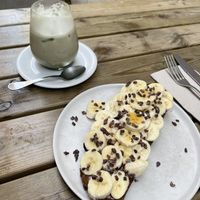 homemade peanut butter / cacao / banana toast and iced matcha latte at Comoba in Lisbon