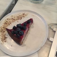 Vegan cheesecake at Comoba in Lisbon
