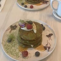 Matcha pancakes with cashew cream at Comoba in Lisbon