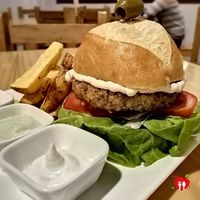Estas fotos son realmente de sus hamburguesas.  at Namaste Coffee in Lima