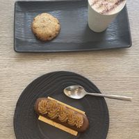 snickers, cookie and cappucino at Amour Patisserie Vegetale in Nice