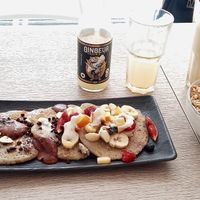 Pancakes ... Smoothie bowl at Amour Patisserie Vegetale in Nice