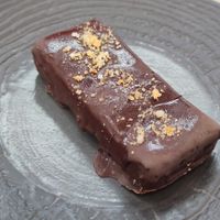 Snickers frozen bar at Amour Patisserie Vegetale in Nice