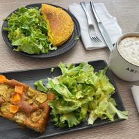 Veganes Omelette und eine Art Quiche   at Amour Patisserie Vegetale in Nice