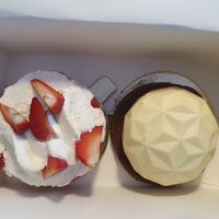 Passionfruit pastry on the right at Amour Patisserie Vegetale in Nice