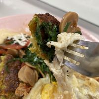 No recuerdo el plato tenía salteado de vegetales, huevo frito, croquetas de arvejas y papas fritas  at Green Falafel in Cusco