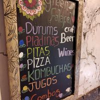 El cartelito en la entrada at Green Falafel in Cusco