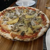 Pizza vegana with vegan cheese  at Ristorante Pizzeria Cahuita in Cahuita