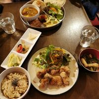 Meal A in front of me (around ¥1250) and meal C is the curry plate (around ¥1450) at Nagi Shokudo in Kamakura