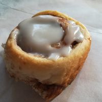 De las mejores hamburguesas que he probado, la Fake burguer es la mejor con aros de cebolla, salsa barbecue, jamon, tocino, queso amarillo... Y los roles... Mmmm at HolyVegan! in Aguascalientes