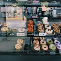 Display case full of delicious donuts at Piaf Repostería Alternativa in Guadalajara