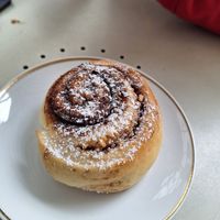 Cinnamon bun at Relax na Wilczej in Warsaw