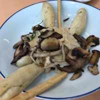 First plate of the menu: hummus con setas at Quitapesares Bar in Villena