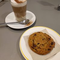 Barraquito con galleta "chips ahoy" at Umami Good Food in Tenerife