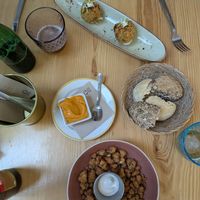 Complimentary bread with pumpkin puree dip, plus starters of popcorn cauliflower and risotto balls at Umami Good Food in Tenerife
