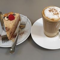 Tarta de cacao y almendras tostadas y barraquito. Todo vegano casero y delicioso!! 💚🌱 at Umami Good Food in Tenerife