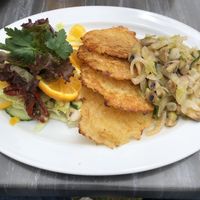 Kartoffelrösti mit gebratenem
Champignon-Zwiebelgemüse, Salatbouquet at Sielhof in Neuharlingersiel