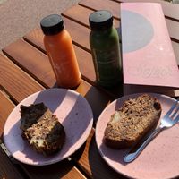 Vegan banana bread and healthy juices at Sajoer - Statensingel in Rotterdam