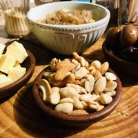 Queso, humus con cebolla caramelizada, frutos secos, aceitunas.... una parte de la tabla vegana 🌱  at La Casa Organica in Santiago