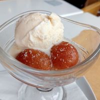 Gulab jamun con helado de vainilla at Delhi Darbar in Tenerife