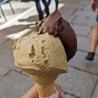 Pistacchio e cioccolato fondente at Regelato Gelateria Artigianale in Alghero