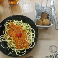 Croquetas y spaghetti de calabacín at The Veggie Carmen in Santiago De Compostela