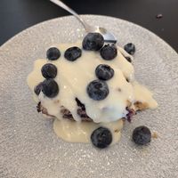 Blueberry pie/crumble with vanilla sauce at Green Hippo in Helsinki