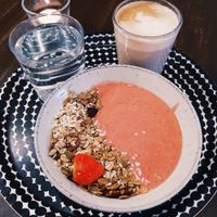 My smoothie bowl and a latte at Green Hippo in Helsinki