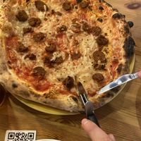 Pizza con chorizo vegano at Mano a Mano in Cartagena