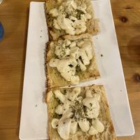 Tostadas con mozarela vegano y ajo   at Mano a Mano in Cartagena