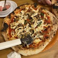 Pizza con champiñones y mozarela  at Mano a Mano in Cartagena