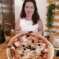 Pizza familiar caprichosa at Mano a Mano in Cartagena