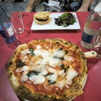 Pizza Margarita Vegana y Saltimbocca Hamburguesa Vegana. at Mano a Mano in Cartagena