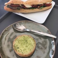 Sandwich with grilled vegetables and mozzarella.
Lemon and basil tart at Zoï Kitchen - La Boutique in Lyon