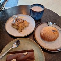 Snickers, Brioche and cinnamon roll at Zoï Kitchen - La Boutique in Lyon