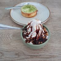 Sundae coulis chocolat et noix de pecan caramélisées / tarte citron basilic at Zoï Kitchen - La Boutique in Lyon