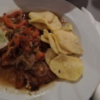 Tofu com pimentos, cebola e batata frita a acompanhar. at Safari in Portimao