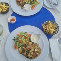 Quinoa burger and chips at Safari in Portimao
