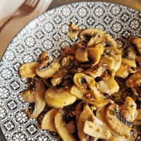 Starter: garlicky mushrooms at Safari in Portimao