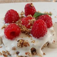 Tarte crue oléagineux framboise at Happy Green Food in Saint-raphael