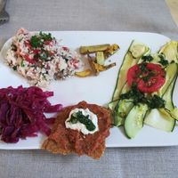 Le choux avec son gingembre et la purée de tomates ? séchées et des courgettes aux basilique, accompagné d'un tabouret de choux fleur exquis at Happy Green Food in Saint-raphael
