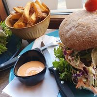"Cheeseburger", "Pulled pork" burger with chili mayo and fries at Melone in Aarhus