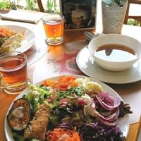 assiette d'entrées avec soupe miso et thé chaud  at Semente Centro Macrobiótico de Braga in Braga