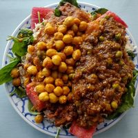 WOWeee this is how u do it!!🎉🎉🎉 Huge layer of spinach, carefully spread rice atop, alternate watermelon w pieces of pakoras, cover in tamarind chutney😋😘 then top w c at Jotmahal in Berkeley
