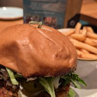 Cali Burger mit Homemade Patty 🤩 at Fresh Kitchen + Juice Bar in Toronto